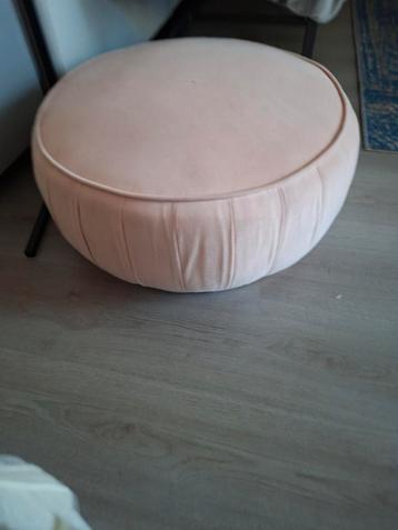 Roze Poef 4/5okt. ophalen beschikbaar voor biedingen