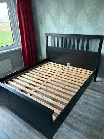 2-persoons bed 160x200, 2 nachtkastjes,ladekast en spiegel - afbeelding 2