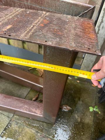 Stalen Tafelpoot - Industrieel beschikbaar voor biedingen