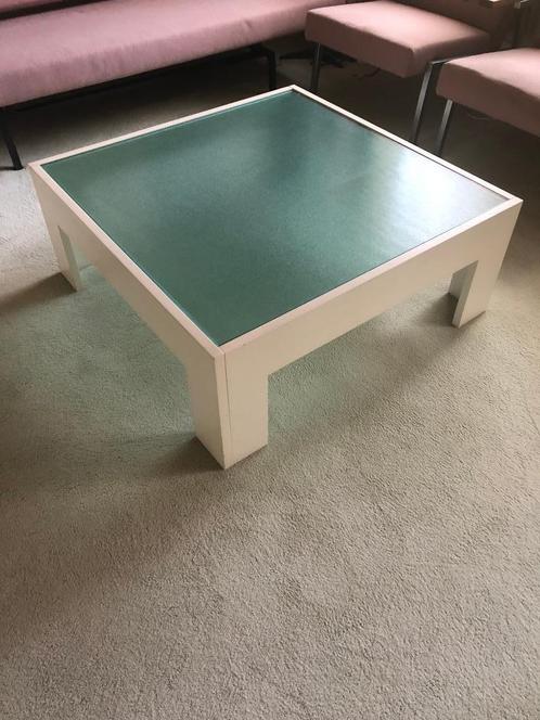Vintage witte salontafel met gehard glazen plaat, Huis en Inrichting, Tafels | Salontafels, Zo goed als nieuw, Minder dan 50 cm