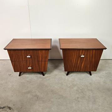 Vintage set nachtkastjes beschikbaar voor biedingen