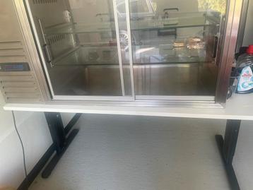 Bureau tafel beschikbaar voor biedingen