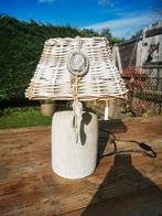 Unieke Tafellamp met Wicker Kap, Rustiek, Hout, Ophalen of Verzenden, Zo goed als nieuw