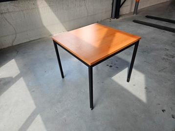Vierkante kantoor / kantine tafel 80x80 cm beschikbaar voor biedingen