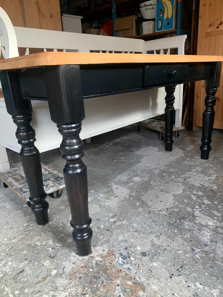 Robuuste zwarte sidetable met geschuurd blad, Antiek en Kunst, Curiosa en Brocante, Ophalen