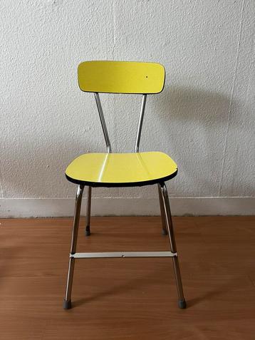 Retro stoel geel beschikbaar voor biedingen