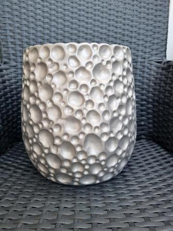 Bloempot zilverkleurig hoogte 25,5 en diameter 20 cm. Zgan  beschikbaar voor biedingen