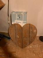 Houten hart met spijkers om wenskaartjes aan te hangen., Ophalen, Gebruikt
