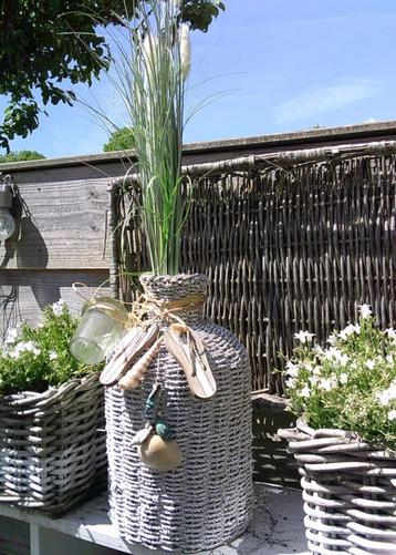 Grote Brocante fles in wit touw geweven in strandlook beschikbaar voor biedingen