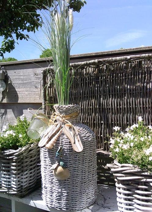Grote Brocante fles in wit touw geweven in strandlook, Antiek en Kunst, Curiosa en Brocante, Ophalen