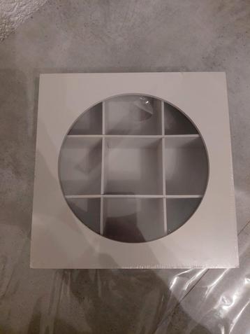 Opbergdoos met vakken beschikbaar voor biedingen