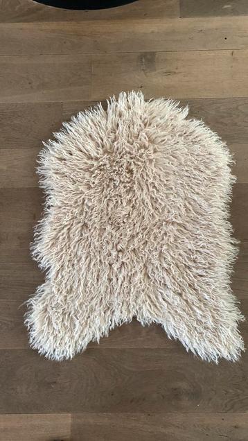 Champagne/licht beige langharige  kleedje 75x54 beschikbaar voor biedingen