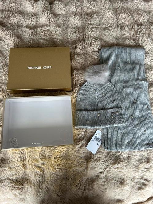 Set met beanie/sjaal Michael Kors grijs met diamanten, Kleding | Dames, Mutsen, Sjaals en Handschoenen, Nieuw, Muts, Ophalen of Verzenden