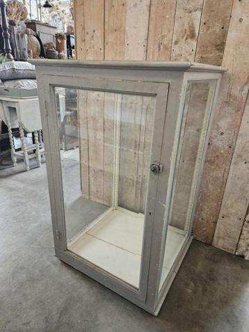 oude toonbank vitrine ``WOONWINKEL RUSTIEK`` beschikbaar voor biedingen