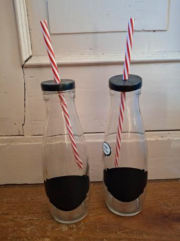 Twee glazen flessen beschikbaar voor biedingen