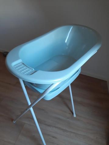 Baby badje met onderstel beschikbaar voor biedingen