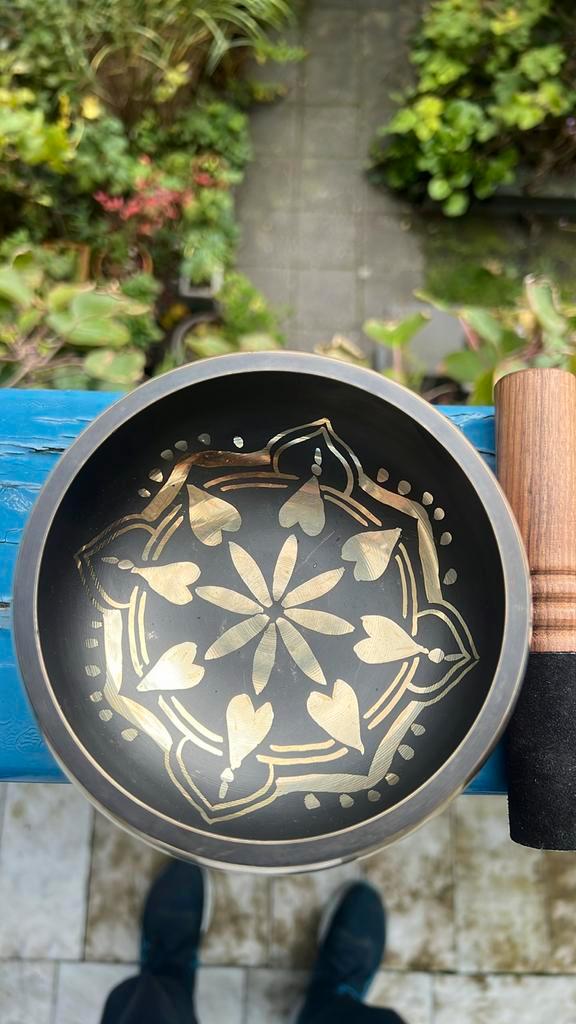 Tibetaanse Klankschaal met Houten Stok & kussen. 13cm, Huis en Inrichting, Woonaccessoires | Kandelaars en Kaarsen, Nieuw, Minder dan 25 cm