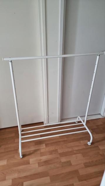 IKEA RIGGA kledingrek Mobiele garderobe hangrek kapstok  beschikbaar voor biedingen