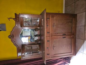 Antieke kast met facetglas beschikbaar voor biedingen