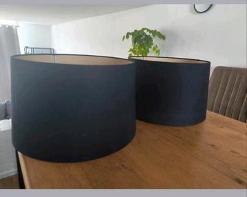 Mooie, moderne ronde lampenkappen in zwart textiel.
 beschikbaar voor biedingen