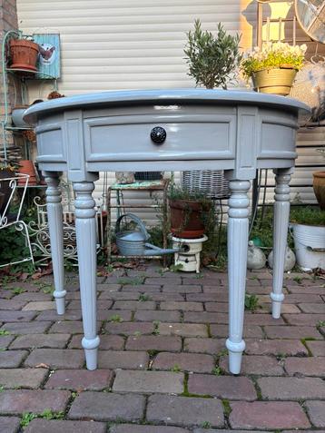 Mooie, opgeknapte halfronde sidetable. beschikbaar voor biedingen