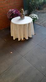 stevig rotan tafel enbij passend kleedje ,kerstlamp, Huis en Inrichting, Tafels | Bijzettafels, Ophalen of Verzenden, Gebruikt