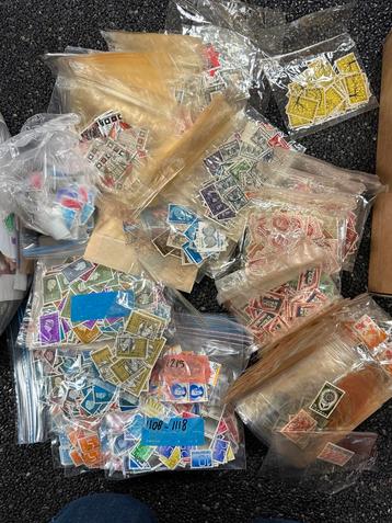 Grote partij postzegels: NL, buitenland, niet afgeweekt beschikbaar voor biedingen