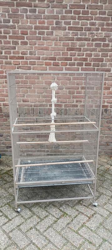 Grote vogelkooi 133x79x52cm met wieltjes. Was voor papegaai beschikbaar voor biedingen