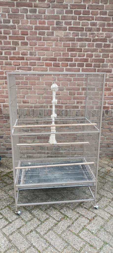 Grote vogelkooi 133x79x52cm met wieltjes. Was voor papegaai, Dieren en Toebehoren, Vogels | Hokken en Kooien, Zo goed als nieuw
