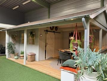 Overkapping met inpandige berging/tuinhuis beschikbaar voor biedingen