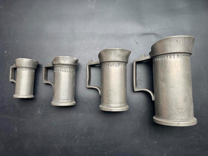 Vier zware metalen maatbekers (decoratieve) bekers, Antiek en Kunst, Antiek | Tin, Ophalen of Verzenden