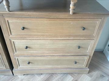 2 dressoirs en 2 nachtkastjes beschikbaar voor biedingen