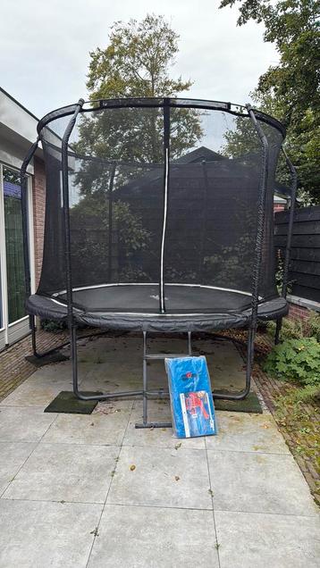 Gratis op te halen. Salta trampoline beschikbaar voor biedingen