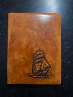 Leren schrijfmap met zeilboot reliëf, Diversen, Schrijfwaren, Ophalen of Verzenden