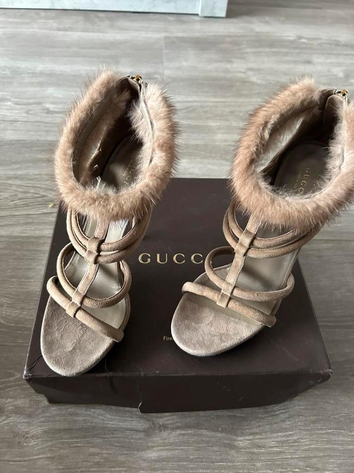 Suede beige gucci hakken met bont, Kleding | Dames, Schoenen, Gedragen, Pumps, Beige, Ophalen of Verzenden