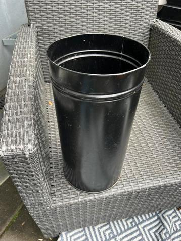 Gratis hoge prullenbak- antraciet beschikbaar voor biedingen