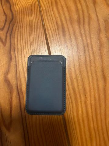 Magnetische pasjeshouder beschikbaar voor biedingen