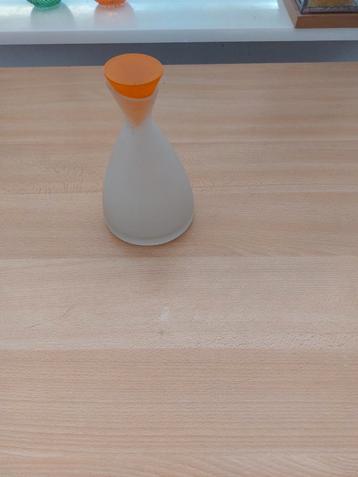 Decoratieve oranje-witte kan beschikbaar voor biedingen