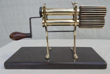 Antieke plooimachine strijkijzer klederdracht mutsen beschikbaar voor biedingen