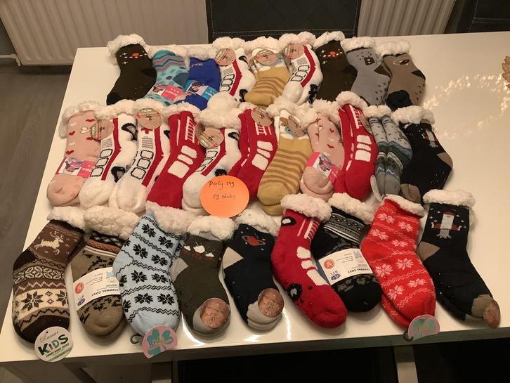 Partij leuke kinder fluffy sokken. ( partij 249), Diversen, Rommelmarktspullen, Ophalen of Verzenden