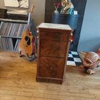 Oud kastje met verborgen po, Ophalen