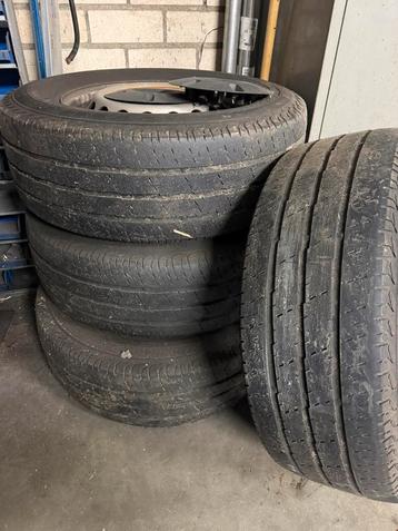 Mercedes Sprinter velgen met banden. beschikbaar voor biedingen