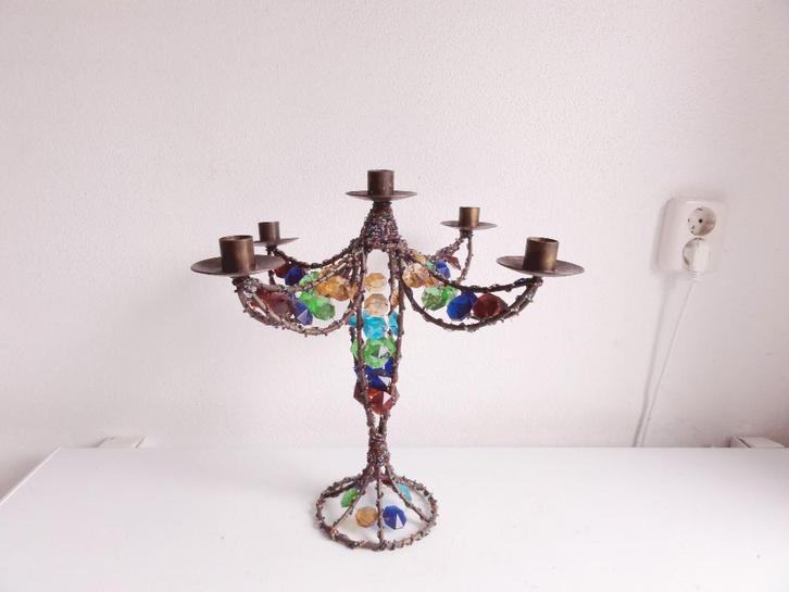 Kandelaar met kleurige kralen en steentjes, fleurig geheel, Antiek en Kunst, Antiek | Kandelaars, Koper of Brons, Ophalen of Verzenden