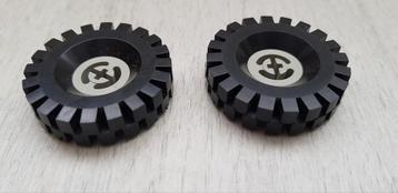 Lego Technic wielen, grijze velg / naaf + grof profiel band. beschikbaar voor biedingen