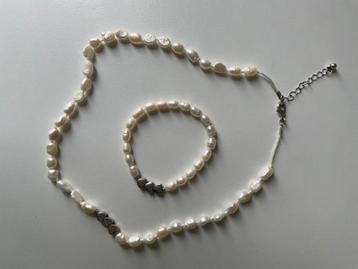Ketting en bijpassende armband met parels en hartjes beschikbaar voor biedingen