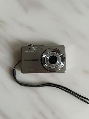 Zilver Olympus FE-230 digitale camera beschikbaar voor biedingen