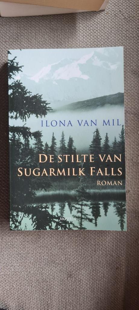Boek De stilte van Sugermilk falls. Ilona van Mil, Boeken, Romans, Zo goed als nieuw, Nederland, Ophalen of Verzenden