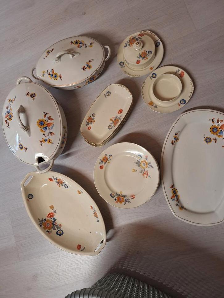 Oud Servies met Botervloot & Schalen, Huis en Inrichting, Keuken | Servies, Gebruikt, Compleet servies, Overige stijlen, Aardewerk