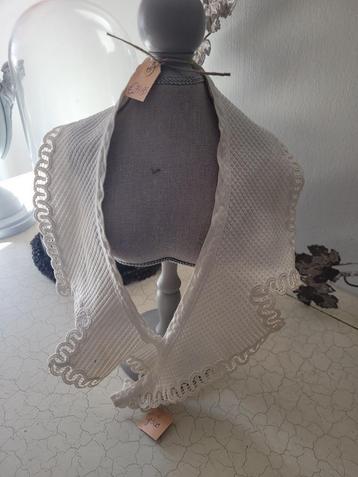 Oude grote kraag beschikbaar voor biedingen