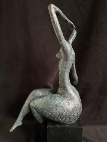 Bronzen zittende abstracte dame Milo groot 43cm zuiver brons beschikbaar voor biedingen